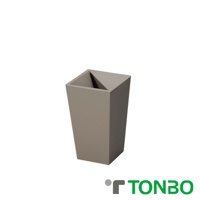 一個傾斜開口的灰色方形半開垃圾桶，容量 5.5 公升，材質為塑膠。