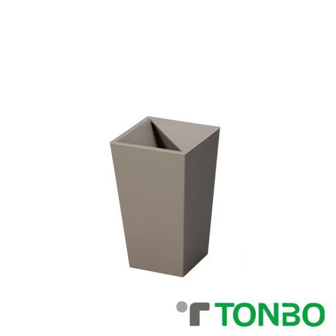 一個傾斜開口的灰色方形半開垃圾桶，容量 5.5 公升，材質為塑膠。