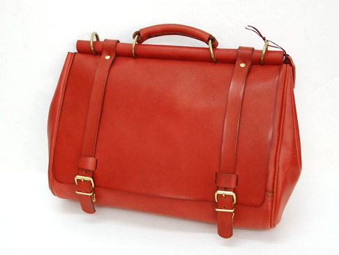 職人手作皮革屋瓦風三用側背包，採用紅色皮革，配有金色扣環和金屬環，整體設計簡潔，適合多種場合使用。