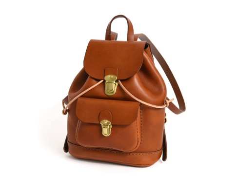 棕色皮革迷你後背包，附有兩個翻蓋口袋，每個口袋都有一個金色金屬扣，束繩閉合，頂部有提把和肩帶。