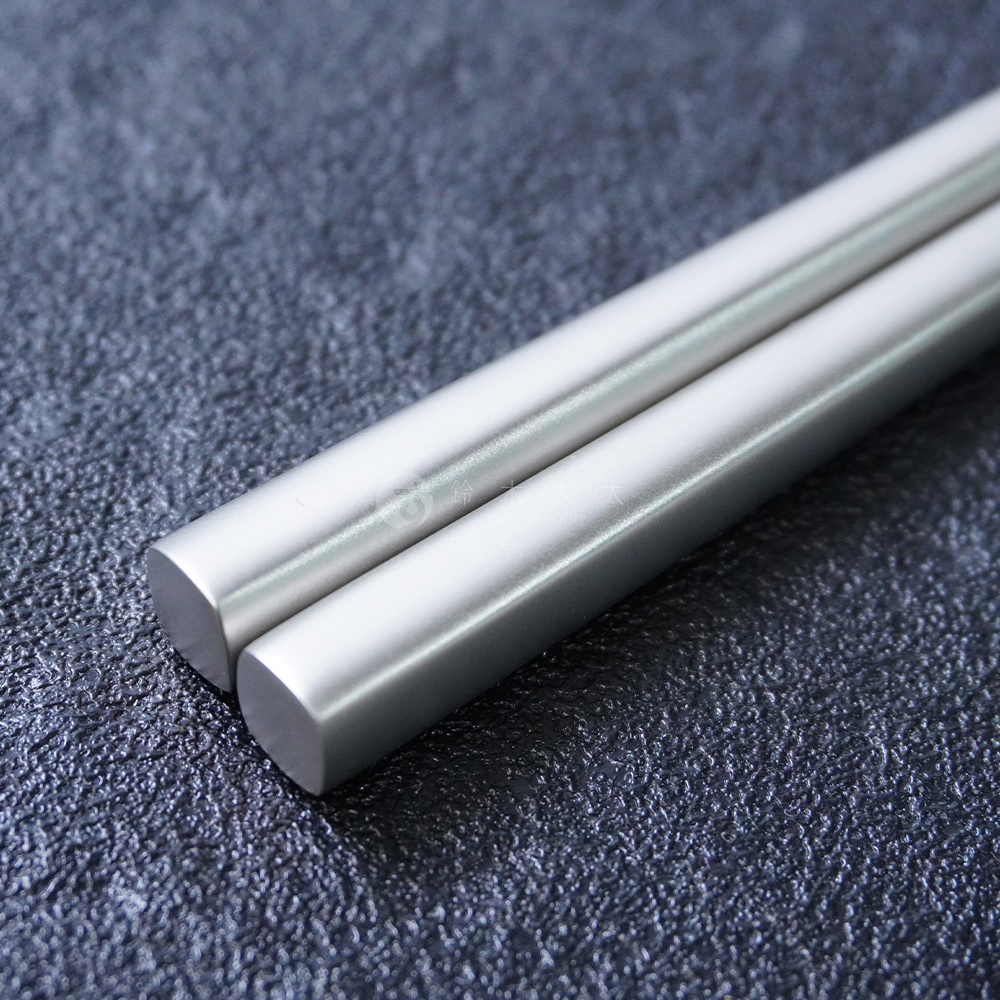 兩雙銀色燕三條不鏽鋼筷，每雙長度為 22.3 公分，筷身為圓柱形，末端為鈍角，表面呈現霧面質感，置於深灰色紋理背景上。