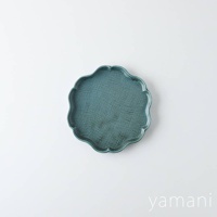 青綠色美濃燒花型甜點盤，表面帶有細緻的編織紋理，盤緣為波浪狀。