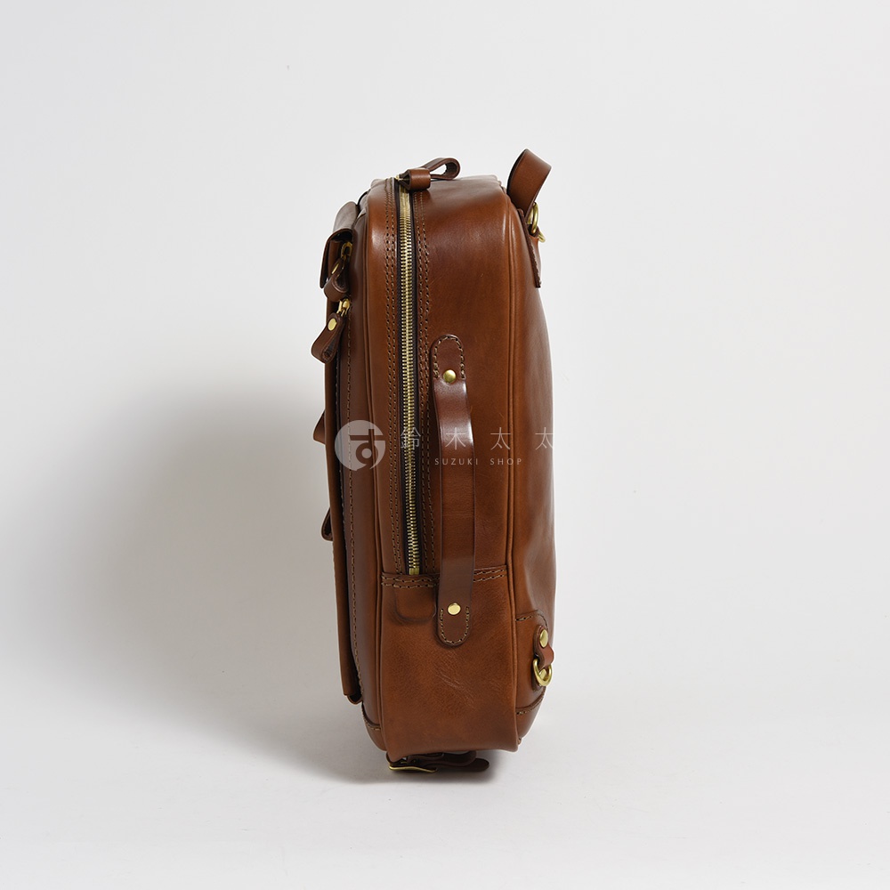 職人手作皮革兩用多功能後背包 R-66，咖啡色皮革，側面視角，展示拉鍊、提把及金屬配件。