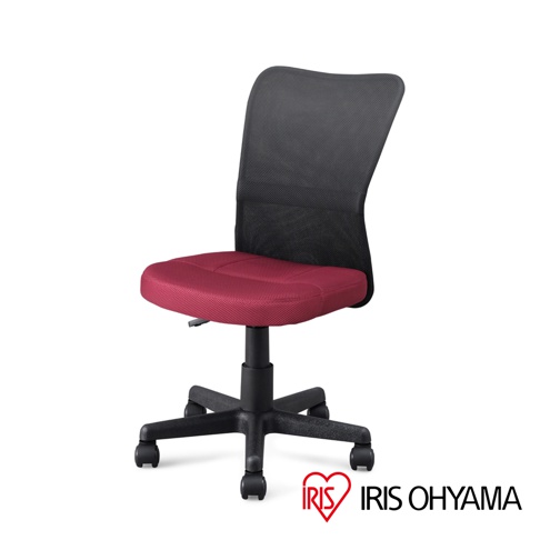 IRIS OHYAMA 標誌旁的紅色網狀辦公椅，搭配黑色網狀靠背。