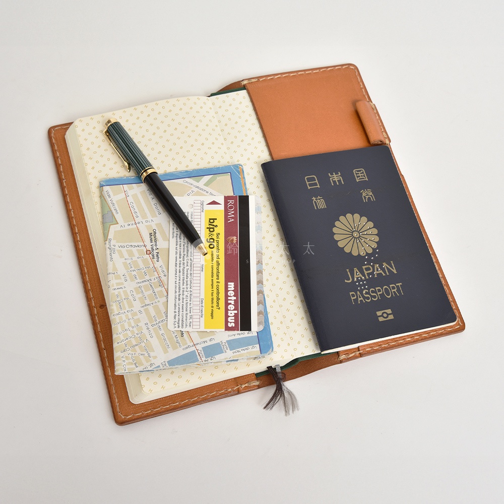 職人手作皮革旅行記事本書套，內含一本筆記本、一張地圖、三張卡片及一本日本護照，筆記本內頁有細緻的點狀圖案。