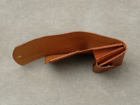 職人手作皮革Organ迷你短夾，淺棕色，打開狀態，露出內部夾層與金屬按扣，材質為皮革。