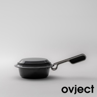 黑色琺瑯湯鍋，帶有一個可折疊的銀色金屬手柄，鍋蓋與鍋體緊密貼合，整體造型簡潔，置於淺灰色背景上。