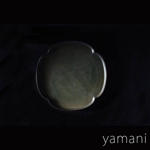 Tsudoi 黑鐵釉美濃燒花型盤，呈現深邃的墨綠色調，材質為陶瓷，具有獨特的花瓣造型邊緣，質感細膩。