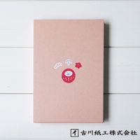 粉紅色和紙御朱印帳，封面印有紅色達摩吉祥物圖案，周圍飾有白色扇形紋飾、藍色箭頭及紅色梅花圖案。