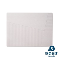 淺灰色珪藻土吸水地墊，表面有斜線和垂直線條紋理，設計簡約。