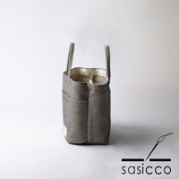 黑白格紋三河木綿刺子織多口袋托特包，配有兩條提把，側面有外袋，內部為米白色布料。