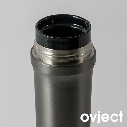 金屬霧面灰色三用保溫瓶，瓶口內層為黑色光滑材質，瓶身有髮絲紋路。