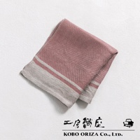 純亞麻斜紋萬用廚房拭巾，呈磚紅色，帶有米白色和淺灰色的細條紋與人字紋編織。