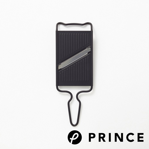 黑色雙刃切片器，帶有金屬刀片和黑色手柄，以縱向條紋設計，置於白色背景上。