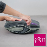 灰色布質的摺疊壓縮旅行袋，上方有紫色標籤，標有「Pastool go out」字樣，手正在拉開拉鍊。