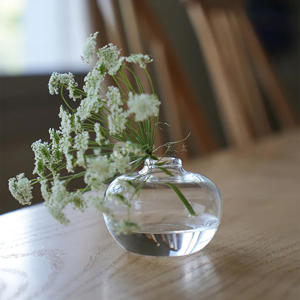 AXCIS Lua 多功能線香玻璃花器，搭配白色小碎花，置於木桌上