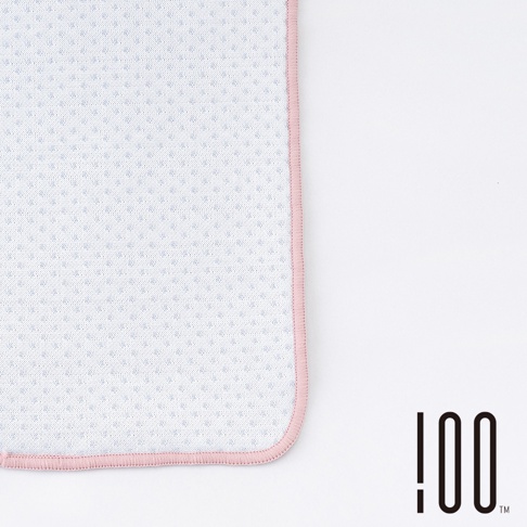 Minus Degree Limited 降溫涼感毛巾，淺灰色布料，帶有藍色圓點紋，粉紅色滾邊。