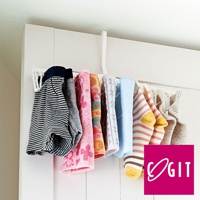 白色旋轉式晾衣架，掛有條紋內褲、灰色內褲、粉色毛巾、橘色毛巾、灰色毛巾、藍色毛巾、條紋襪子和米色襪子。