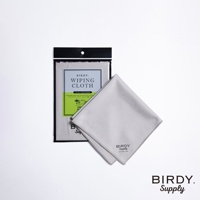 淺灰色超細纖維萬用擦拭巾，印有「BIRDY. WIPING CLOTH」字樣的產品包裝，以及一塊疊放的同色擦拭巾。