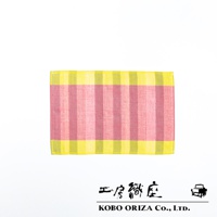 長方形手帕，以粉紅色與黃色條紋交織，呈現格紋圖案。材質為織物，觸感應為柔軟。