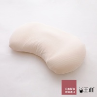 淺米色、具備特殊弧度的舒肩枕，枕套表面有細微的菱格紋紋理。