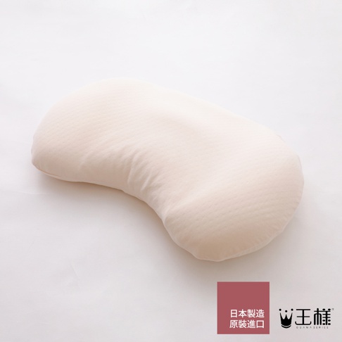 淺米色、具備特殊弧度的舒肩枕，枕套表面有細微的菱格紋紋理。