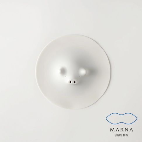 白色食品級矽膠製成的豬鼻子造型鍋蓋，具有防溢功能，可微波使用。