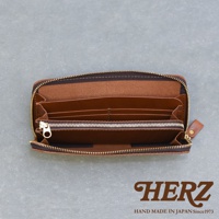 職人手作皮革Organ拉鍊長夾，展示了打開的錢包內部結構，包含多個隔層與拉鍊口袋，材質為棕色皮革，搭配金色拉鍊。