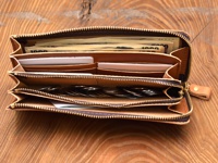 職人手作皮革Organ雙拉鍊L型長夾，呈現原色皮革紋理，內部包含鈔票、卡片和硬幣夾層，搭配金色拉鍊與同色系皮革拉頭。