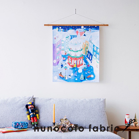 無框帆布藝術海報，描繪聖誕節日雪景，街邊有書店、人們在雪中嬉戲，色彩豐富，有藍色、紅色、黃色及紫色調。