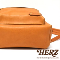 職人手作皮革休閒風後背包，呈現天然皮革的溫潤質感，側邊細節與精緻縫線展現職人手工藝，色澤溫暖，適合日常穿搭。