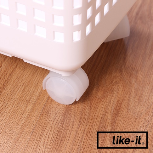 白色塑膠洗衣籃專用輪，特寫鏡頭展示其滾輪結構，下方為淺棕色木紋地板。