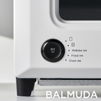 白色 ReBaker 烤麵包機，設有黑色旋鈕，上面刻有「模式」和「電源」字樣。右側顯示「ReBake 回烤」、「Fried 炸物」和「Oven 烤箱」等功能圖示。