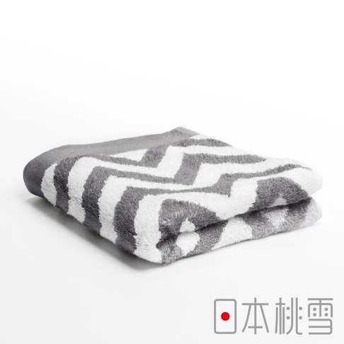 今治北歐毛巾，灰色與白色相間的鋸齒狀幾何圖案，柔軟純棉材質，對折疊放。