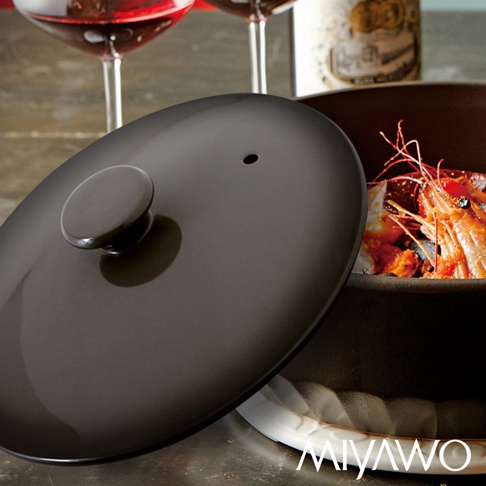 IH系列7號陶土湯鍋，漸層可可黑，鍋蓋傾斜，露出鍋內燉煮的鮮蝦料理。