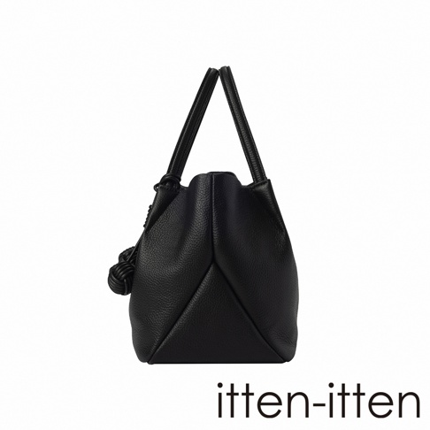 itten-itten 品牌黑色荔枝紋皮革中型托特包，左側有結飾點綴，以側視角度呈現。