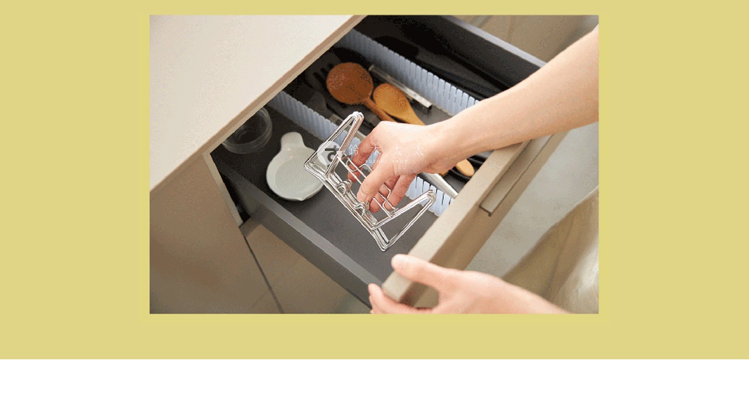 銀色不鏽鋼材質的伸縮式瀝水架，結構為網狀格架，兩側有可向外延伸的支架，適合收納餐具，圖片中展示放入廚房抽屜的樣貌。