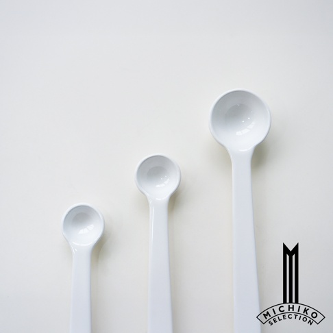 自在道具琺瑯調理計量匙3容量組，白色，有三種不同大小的湯匙，最右邊的湯匙最大，最左邊的湯匙最小