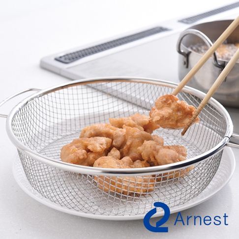 逸品物創不鏽鋼手持料理濾網，圓形網篩，銀色金屬材質，網孔細密，裝有炸雞塊，由一雙木筷夾起一塊。