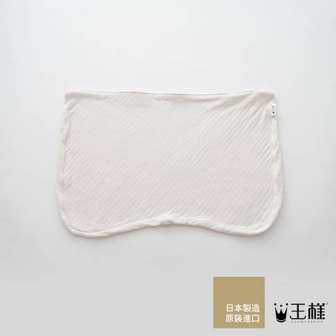 米白色斜紋針織枕套，觸感柔軟，邊緣圓潤，印有品牌標誌。