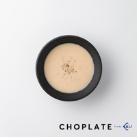 CHOPLATE BOWL沙拉碗，黑色陶瓷碗盛有淺米色濃湯，湯上撒有黑胡椒粒。