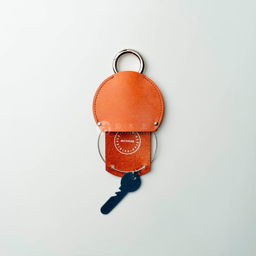 FABRIK 皮革圓型收納鑰匙圈，附有銀色金屬環和藍色鑰匙造型裝飾