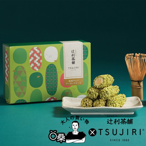 一盒綠色包裝的抹茶杏仁卷，盒身印有圓形和橢圓形圖案。旁邊的白色盤子上有數個抹茶杏仁卷，外層裹滿綠色杏仁碎。右側為竹製茶筅。