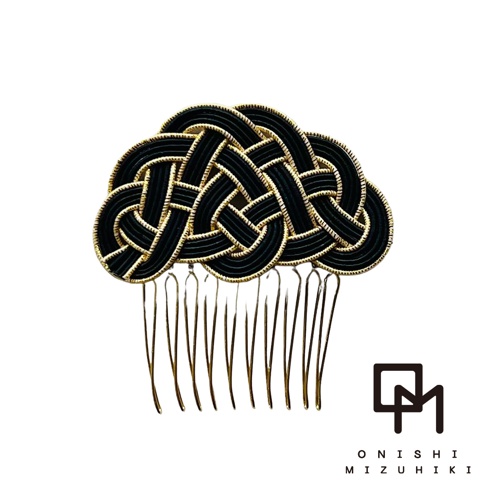 和風水引花結金絲髮叉，以黑色繩結編織成雲朵狀，金線勾邊，搭配金色髮梳，共四色。