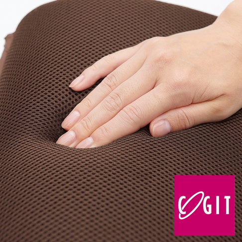 手按壓咖啡色網狀材質的車內專用置物收納靠墊，展現其柔軟與支撐性。