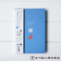 藍色和紙御朱印帳，封面印有白色線條的鳥、烏龜圖案，下方有一個紅色線條的魚圖案。左側貼有日文說明標籤，標示產品資訊。