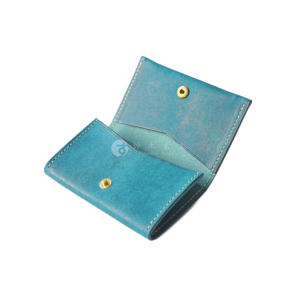 北海道KASANE職人手作義大利Margot皮革卡片收納夾，藍綠色，附有金屬釦，展現精緻工藝。