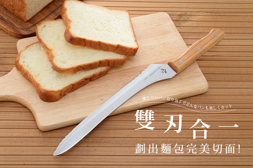 不鏽鋼麵包刀，刀身銀色，帶有木質手柄，手柄處有三個鉚釘固定。刀刃呈波浪狀鋸齒，刀身上印有「made in TSUBAME JAPAN」和一個標誌。產品置於木製砧板上，旁邊擺放著三片切好的吐司麵包。