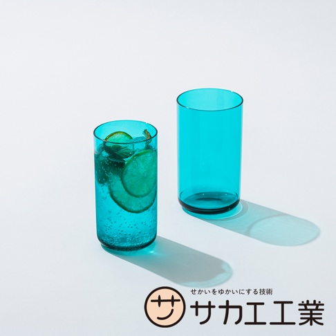 SAKAE 品牌 logo 和日文標語，以及兩個藍綠色玻璃杯，其中一個裝有萊姆片和薄荷。