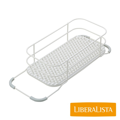 LIBERALISTA 水槽多功能瀝水籃架，白色金屬框架搭配白色格狀瀝水盤，可調整長度適用於不同尺寸水槽，底部有防滑設計。